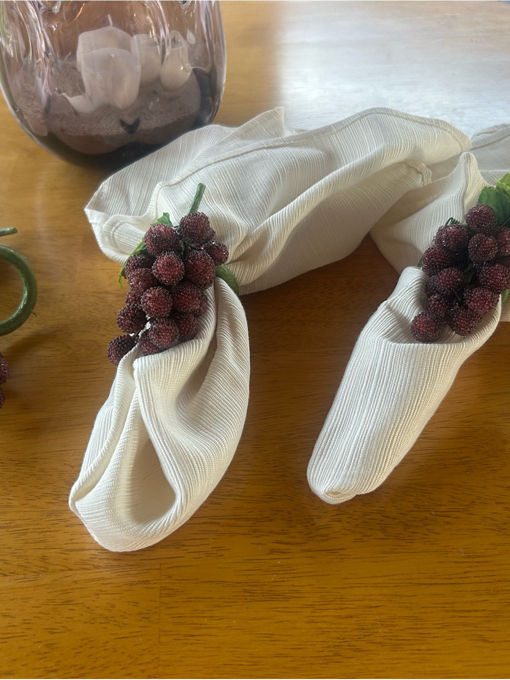 2 Cream Ribbed Fabric Napkins with Decorative Berry Rings (Set of 6)